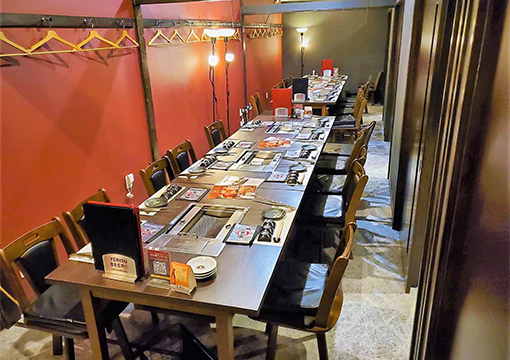 ◆最大60名までの宴会可能 仕切りを外せば隣の席と繋げられるので、シーンに合わせた宴会ができます。